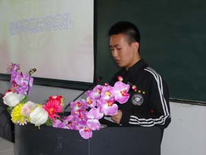 2011级新生代表张霄同学发言